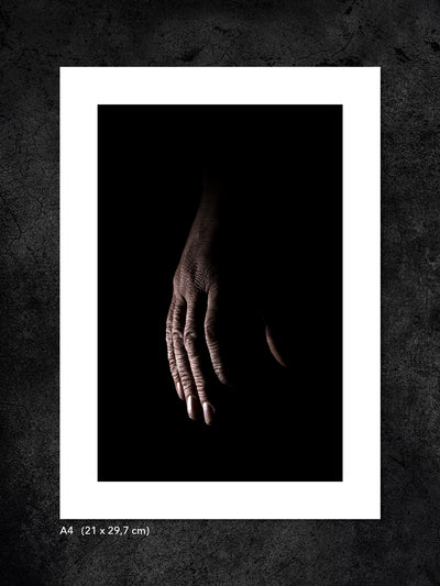 Fotokonst från PWMFoto visar foto ur kollektionen "My Body is a Work of Art" med titeln ”Hanging Hand” / Photo Art by PWMFoto shows photo from the collection "My Body is a Work of Art" called ”Hanging Hand”