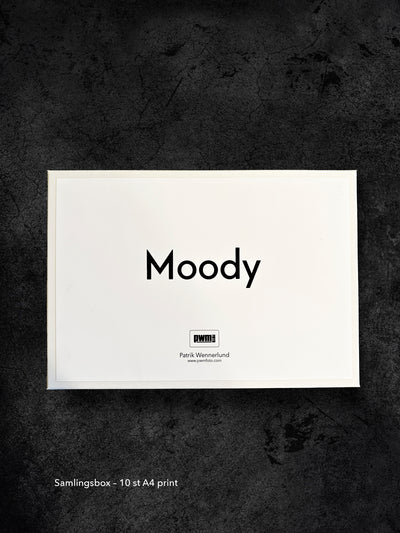 Fotokonst från PWMFoto. Samlingsbox med foton från serien ”Moody” / Photo Art by PWMFoto. Collection box from the collection "Moody"