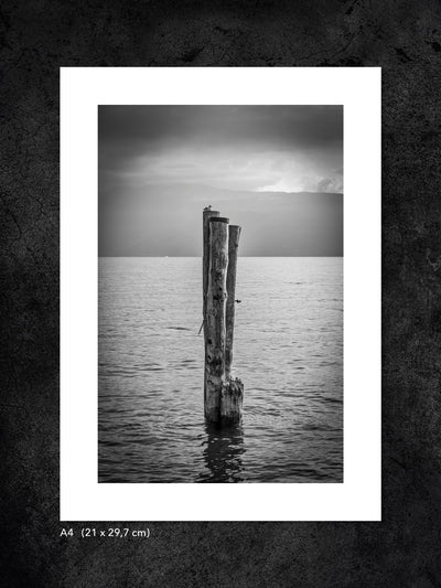 Fotokonst från PWMFoto visar foto från Gardasjön med titeln "In the middle of the lake" / Photo Art by PWMFoto shows photo from Lake Garda called "In the middle of the lake"