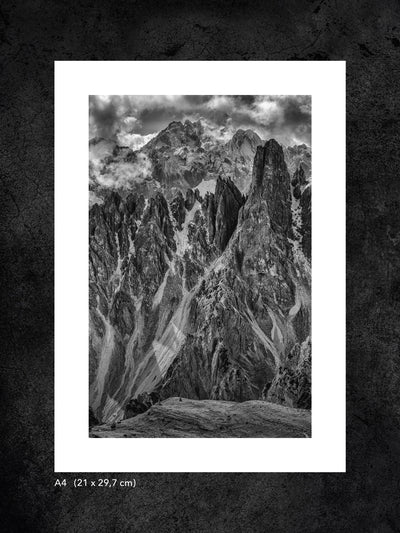 Fotokonst från PWMFoto visar foto från Dolomiterna med titeln ”Razor sharp peaks” / Photo Art by PWMFoto showing a photo from Dolomites called ”Razor sharp peaks”