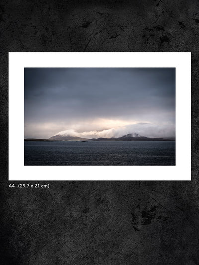 Fotokonst av PWMFoto från Yttre Hebriderna med titeln ”Distant coast” / Photo Art by PWMFoto from Outer Hebrides called ”Distant coast”