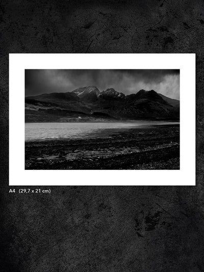 Fotokonst av PWMFoto från Isle of Skye med titeln ”Torrin – White House” / Photo Art by PWMFoto from Isle of Skye called ”Torrin – White House”