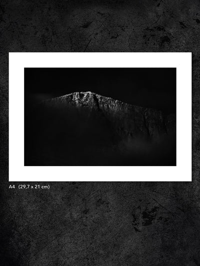 Fotokonst från PWMFoto visar foto från Dolomiterna med titeln ”Black ridge” / Photo Art by PWMFoto showing a photo from Dolomites called ”Black ridge”
