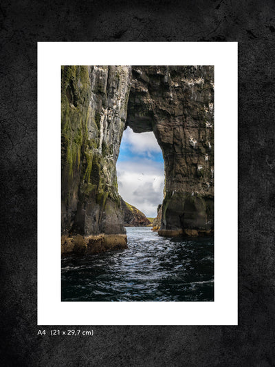 Fotokonst från PWMFoto visar foto från Färöarna med titeln ”Bird Gate” / Photo Art by PWMFoto showing a photo from Faroe Islands called ”Bird Gate”