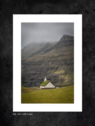 Fotokonst från PWMFoto visar foto från Färöarna med titeln ”Little Church” / Photo Art by PWMFoto showing a photo from Faroe Islands called ”Little Church”